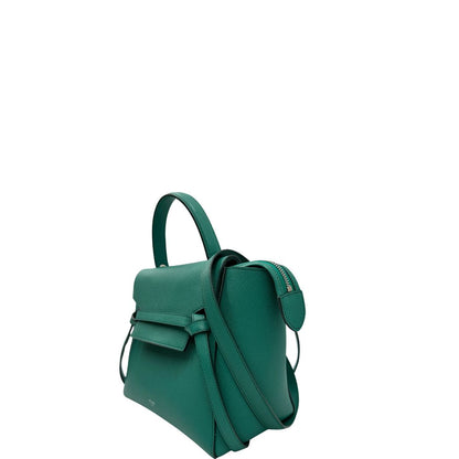 Lato, Elegante borsa Belt Bag di Celine, caratterizzata dall'iconico dettaglio a cintura sul davanti con nodi laterali e realizzata in pregiata pelle granulata verde smeraldo. Indossabile a mano oppure a tracolla. Originale, usata, di lusso, in ottime condizioni.