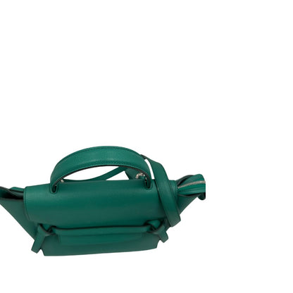 Elegante borsa Belt Bag di Celine, caratterizzata dall'iconico dettaglio a cintura sul davanti con nodi laterali e realizzata in pregiata pelle granulata verde smeraldo. Indossabile a mano oppure a tracolla. Originale, usata, di lusso, in ottime condizioni.