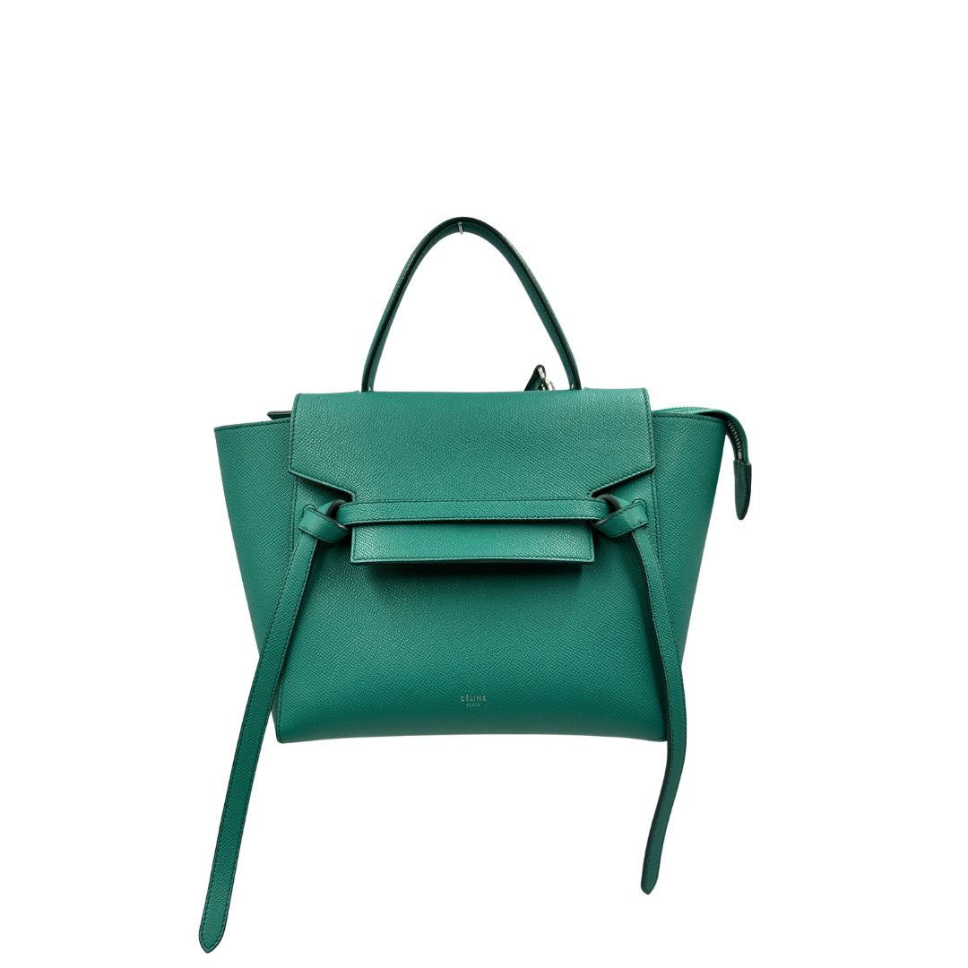 Front, Elegante borsa Belt Bag di Celine, caratterizzata dall'iconico dettaglio a cintura sul davanti con nodi laterali e realizzata in pregiata pelle granulata verde smeraldo. Indossabile a mano oppure a tracolla. Originale, usata, di lusso, in ottime condizioni.