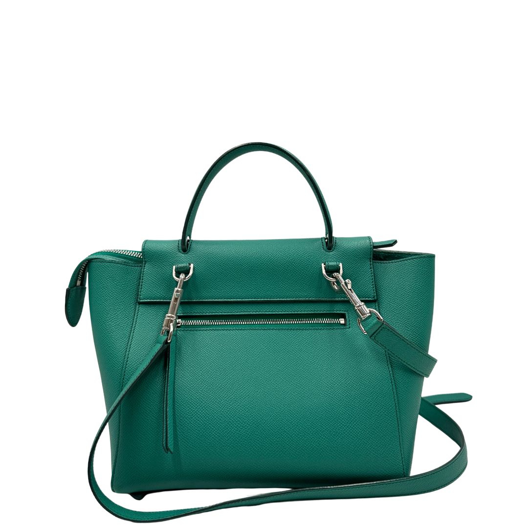 Retro, Elegante borsa Belt Bag di Celine, caratterizzata dall'iconico dettaglio a cintura sul davanti con nodi laterali e realizzata in pregiata pelle granulata verde smeraldo. Indossabile a mano oppure a tracolla. Originale, usata, di lusso, in ottime condizioni.