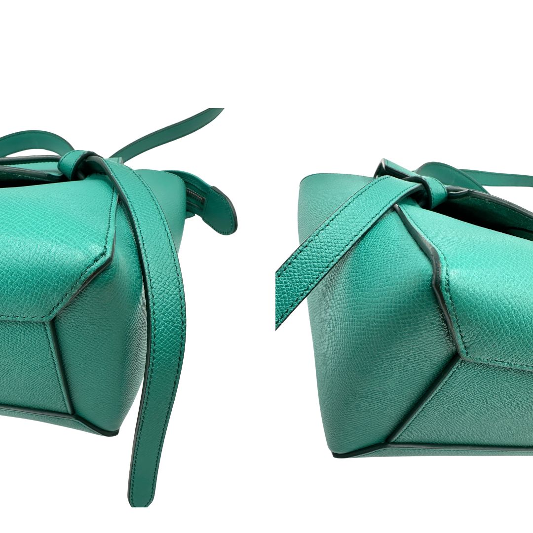 Angoli, Elegante borsa Belt Bag di Celine, caratterizzata dall'iconico dettaglio a cintura sul davanti con nodi laterali e realizzata in pregiata pelle granulata verde smeraldo. Indossabile a mano oppure a tracolla. Originale, usata, di lusso, in ottime condizioni.