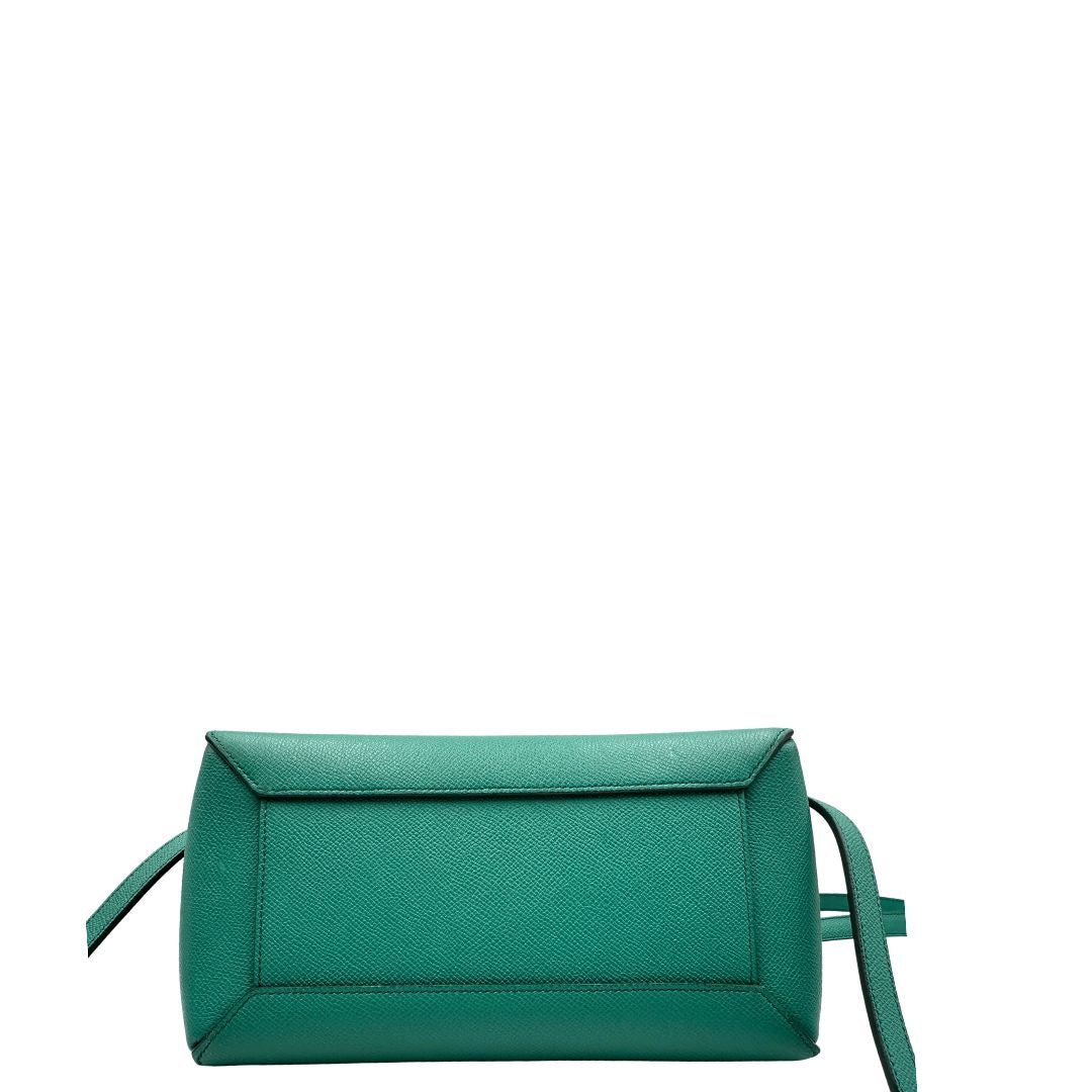 Base, Elegante borsa Belt Bag di Celine, caratterizzata dall'iconico dettaglio a cintura sul davanti con nodi laterali e realizzata in pregiata pelle granulata verde smeraldo. Indossabile a mano oppure a tracolla. Originale, usata, di lusso, in ottime condizioni.