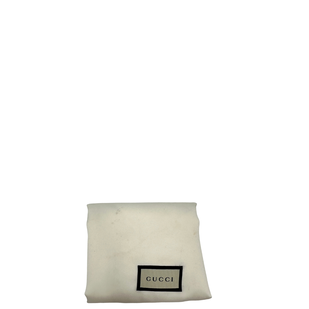 Borsa Gucci in pelle nera con dettagli hardware argentato, munita di una tracolla in catena.
