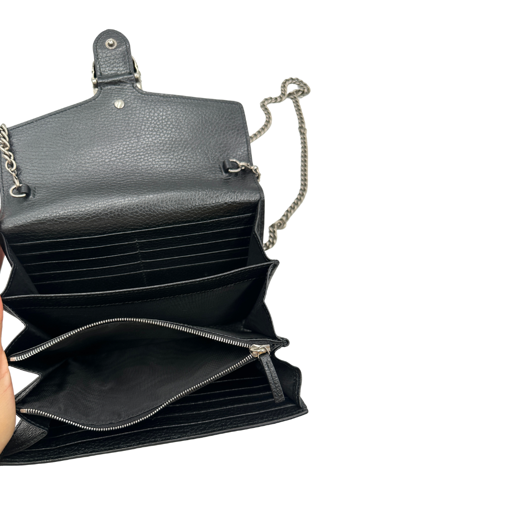 Borsa Gucci in pelle nera con dettagli hardware argentato, munita di una tracolla in catena.
