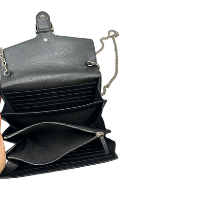Borsa Gucci in pelle nera con dettagli hardware argentato, munita di una tracolla in catena.