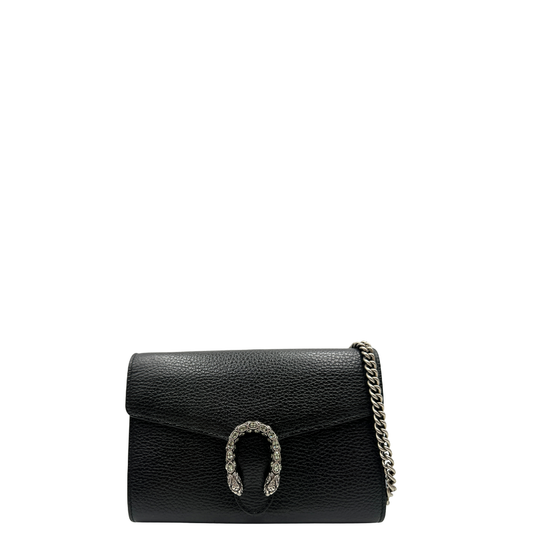 Borsa Gucci in pelle nera con dettagli hardware argentato, munita di una tracolla in catena.