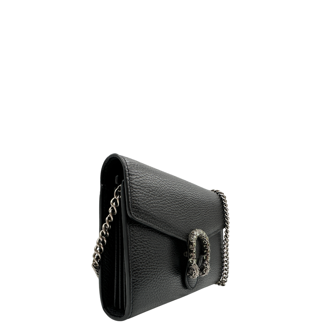 Borsa Gucci in pelle nera con dettagli hardware argentato, munita di una tracolla in catena.