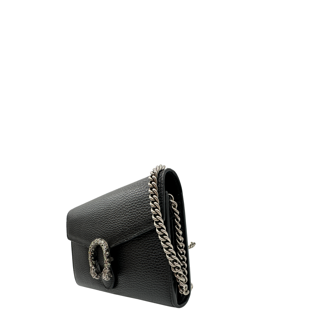 Borsa Gucci in pelle nera con dettagli hardware argentato, munita di una tracolla in catena.