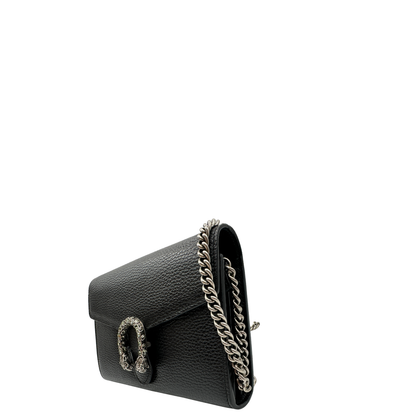 Borsa Gucci in pelle nera con dettagli hardware argentato, munita di una tracolla in catena.