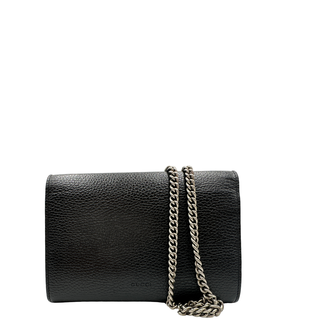 Borsa Gucci in pelle nera con dettagli hardware argentato, munita di una tracolla in catena.