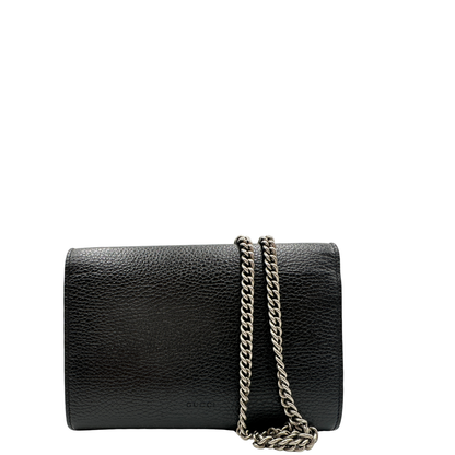 Borsa Gucci in pelle nera con dettagli hardware argentato, munita di una tracolla in catena.