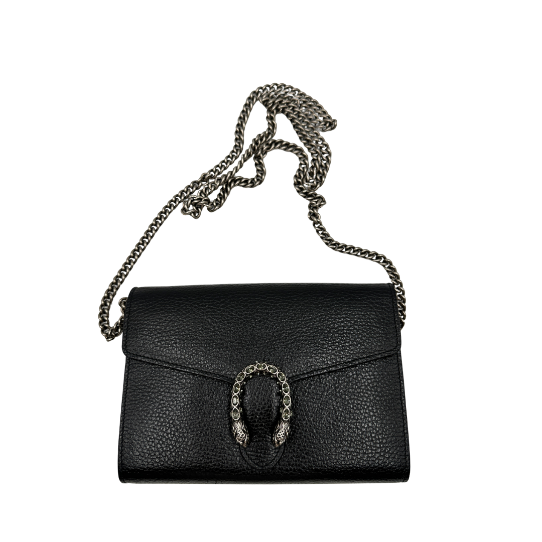 Borsa Gucci in pelle nera con dettagli hardware argentato, munita di una tracolla in catena.
