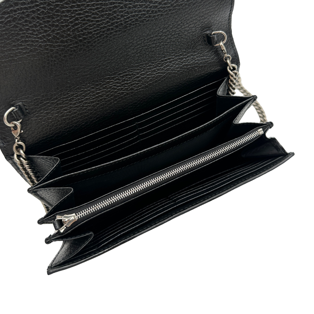 Borsa Gucci in pelle nera con dettagli hardware argentato, munita di una tracolla in catena.