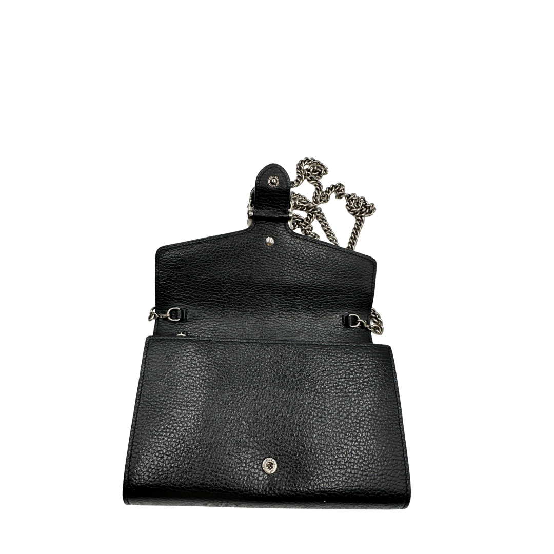 Borsa Gucci in pelle nera con dettagli hardware argentato, munita di una tracolla in catena.