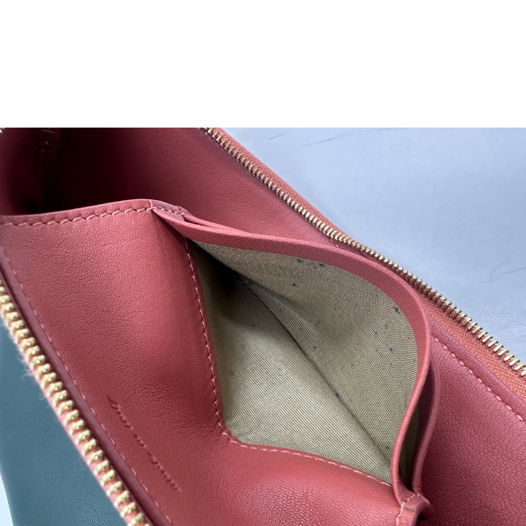 interno Pochette Celine in pelle bicolor, di lusso, usata, ottime condizioni 