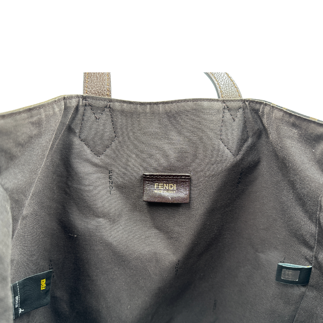 Interno, Sac Plat Fendi color tabacco trama Zucca in tessuto e finiture in pelle marrone. Originale, usata, di lusso, in ottime condizioni.