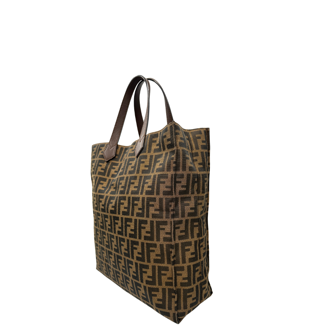 Lato, Sac Plat Fendi color tabacco trama Zucca in tessuto e finiture in pelle marrone. Originale, usata, di lusso, in ottime condizioni.