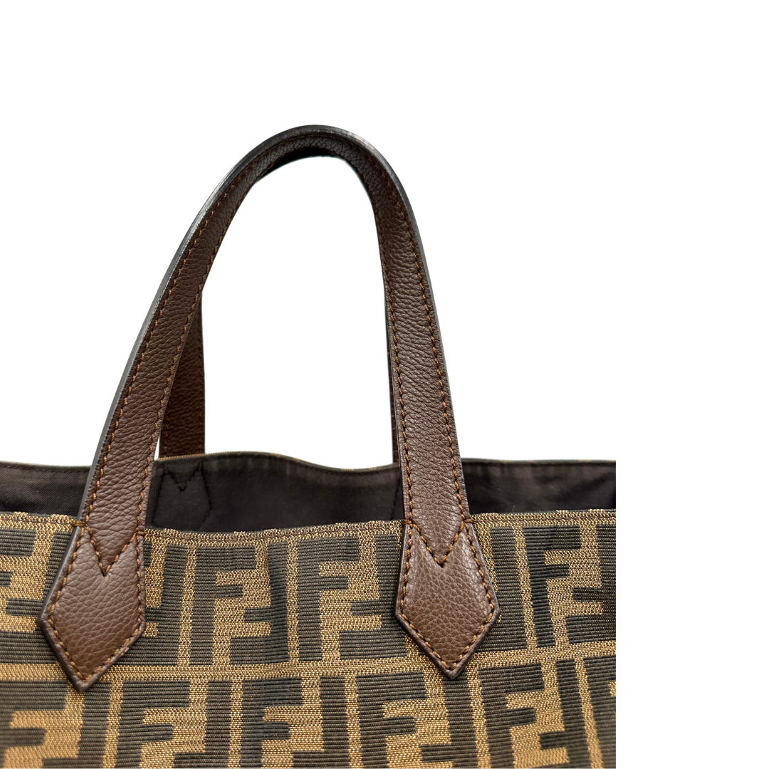 Manici, Sac Plat Fendi color tabacco trama Zucca in tessuto e finiture in pelle marrone. Originale, usata, di lusso, in ottime condizioni.