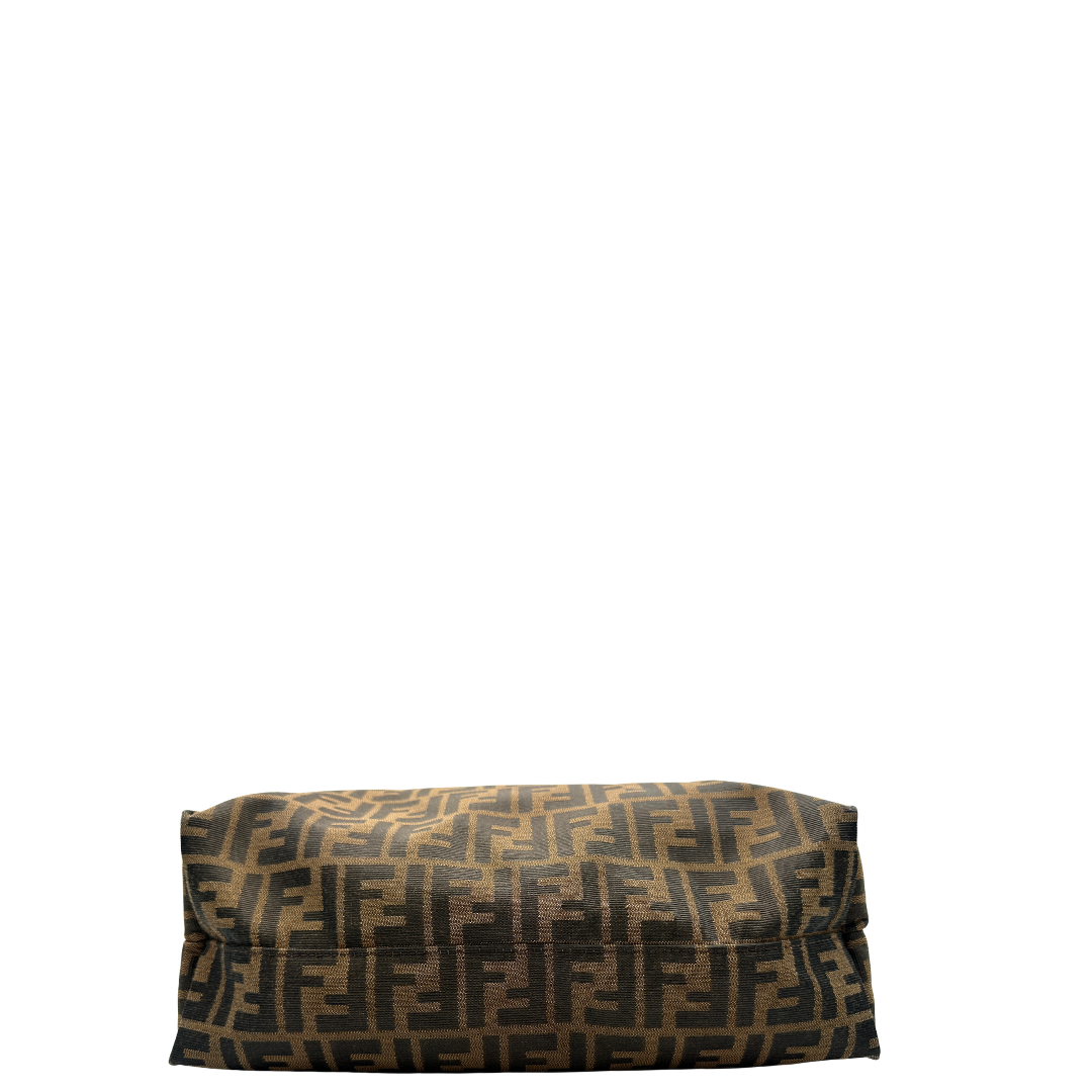Base, Sac Plat Fendi color tabacco trama Zucca in tessuto e finiture in pelle marrone. Originale, usata, di lusso, in ottime condizioni.