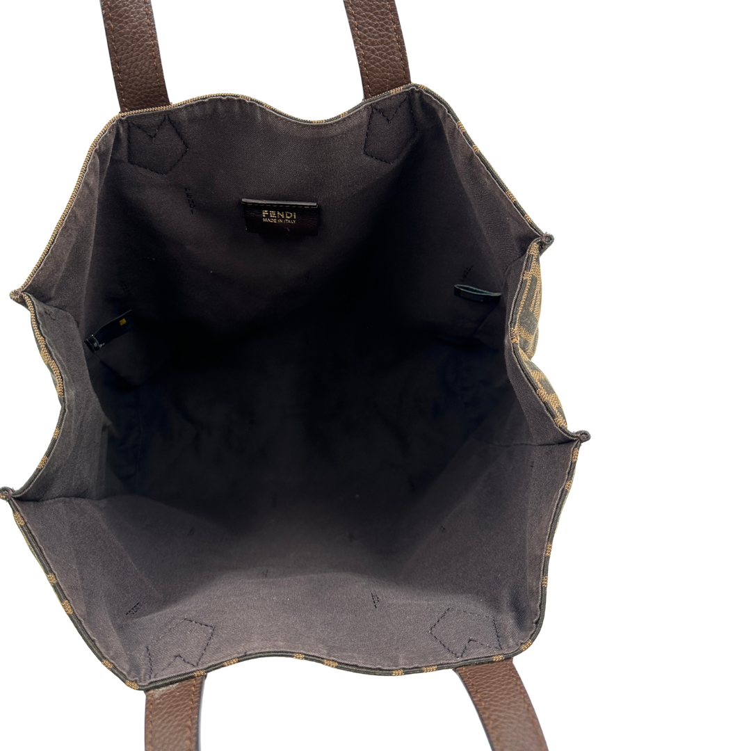Interno, Sac Plat Fendi color tabacco trama Zucca in tessuto e finiture in pelle marrone. Originale, usata, di lusso, in ottime condizioni.