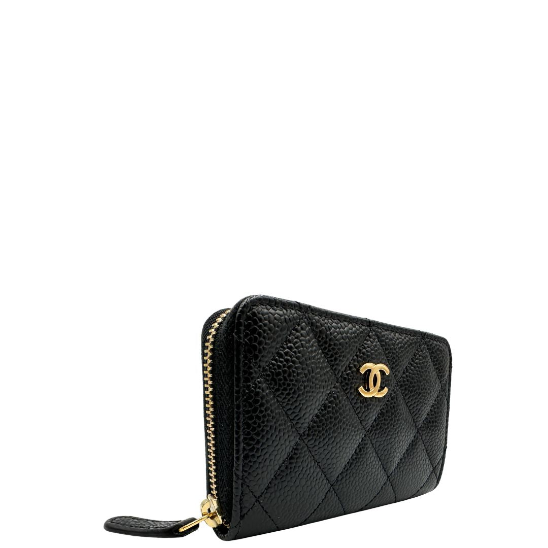 Portamonete Chanel realizzato in pelle matelassé nera e logo CC sul front