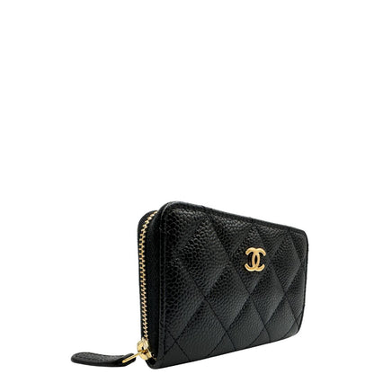 Portamonete Chanel realizzato in pelle matelassé nera e logo CC sul front