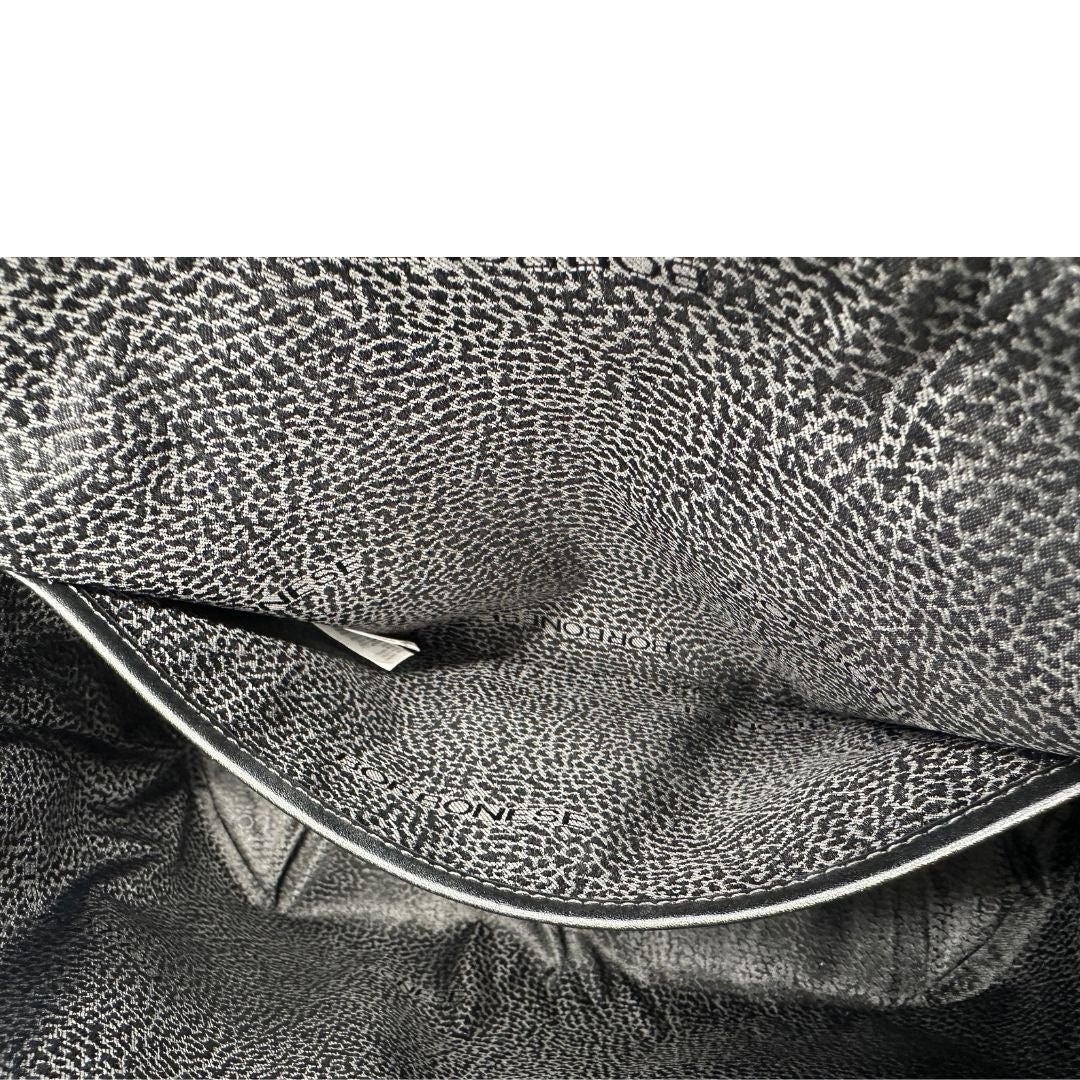 Borsa Borbonese caratterizzata da un design geometrico 