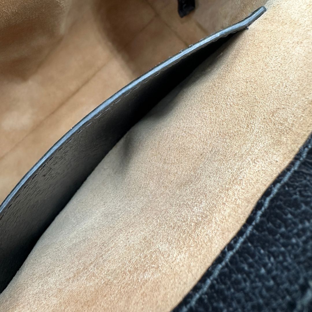interno Borsa Gucci in pelle nera impreziosita da iconica striscia Web verde e rossa, di lusso, originale, ottime condizioni, usata 