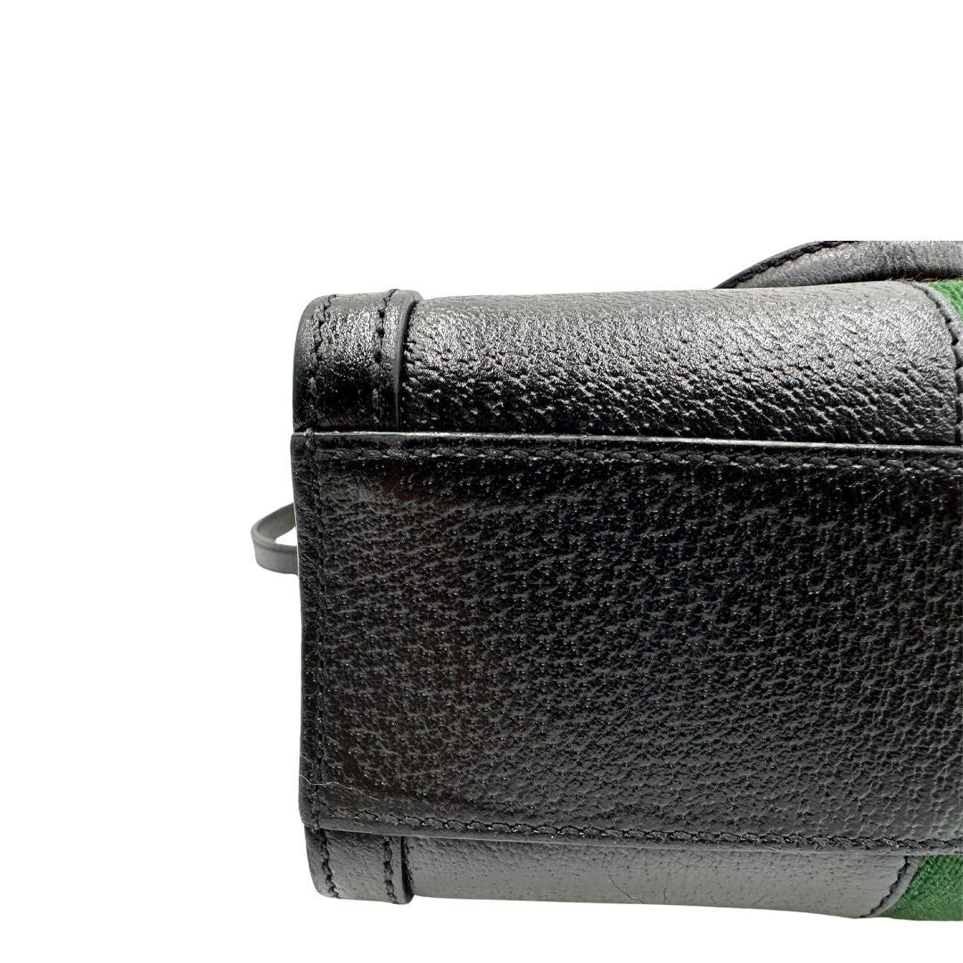 angoli Borsa Gucci in pelle nera impreziosita da iconica striscia Web verde e rossa, di lusso, originale, ottime condizioni, usata