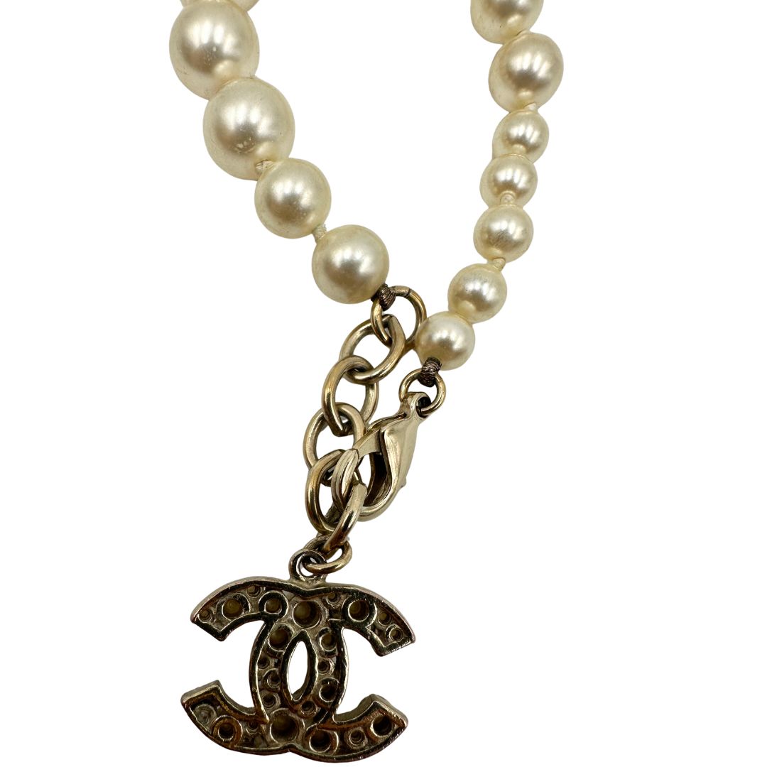 Bracciale Chanel caratterizzato da perle artificiali 