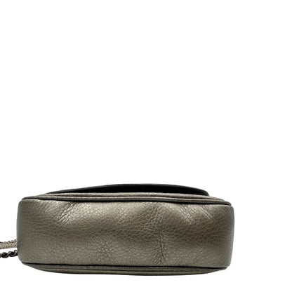 Base, Borsa Gucci Soho in pelle martellata grigia dall’effetto leggermente metallizzato, con tracolla a catena e nappa decorativa con frange. Originale, usata, di lusso, in ottime condizioni.