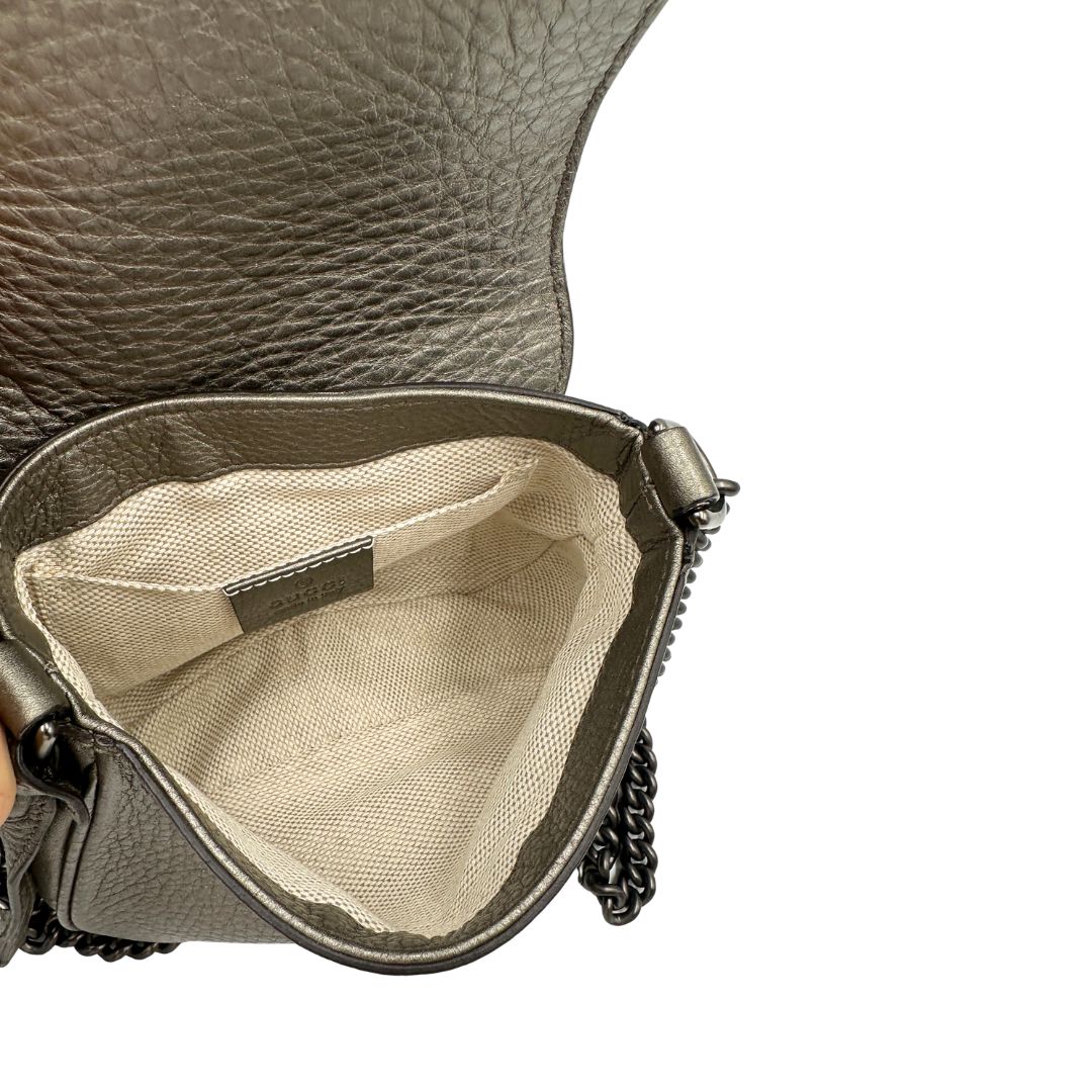 Interno, Borsa Gucci Soho in pelle martellata grigia dall’effetto leggermente metallizzato, con tracolla a catena e nappa decorativa con frange. Originale, usata, di lusso, in ottime condizioni.