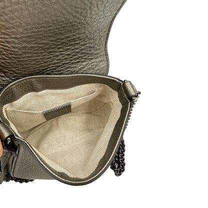 Interno, Borsa Gucci Soho in pelle martellata grigia dall’effetto leggermente metallizzato, con tracolla a catena e nappa decorativa con frange. Originale, usata, di lusso, in ottime condizioni.
