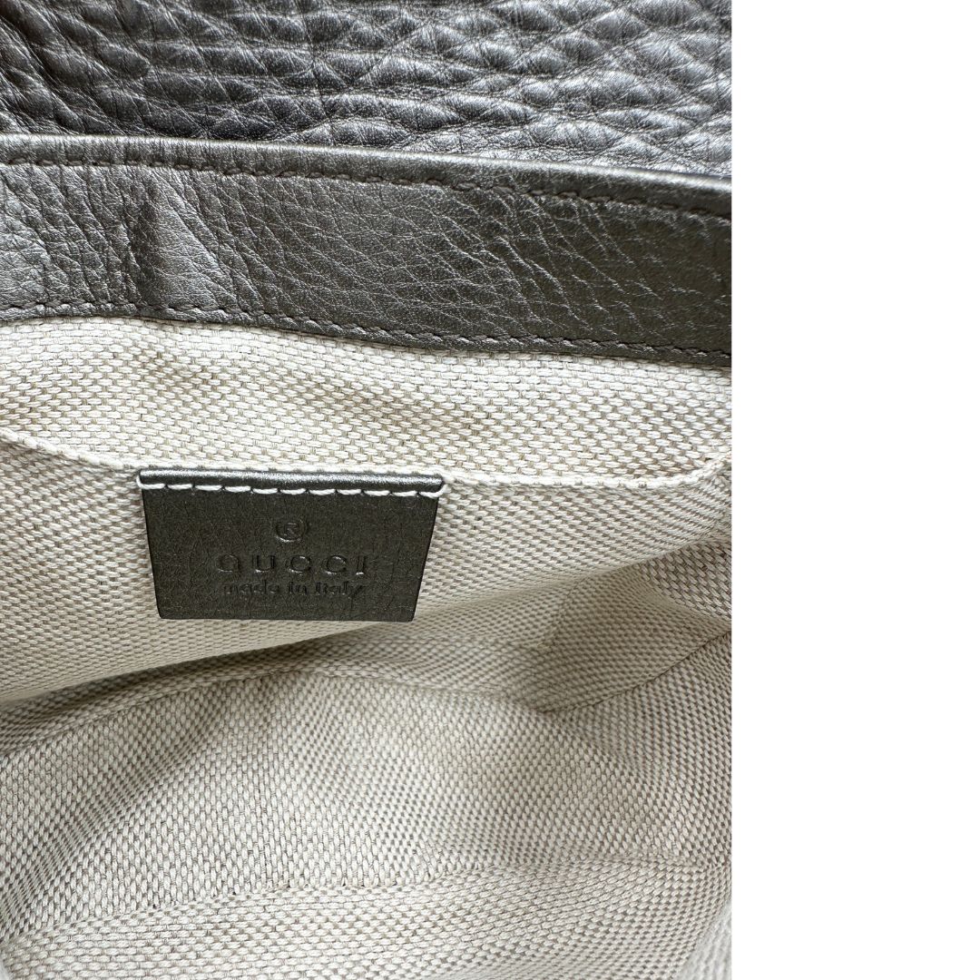 Interno, Borsa Gucci Soho in pelle martellata grigia dall’effetto leggermente metallizzato, con tracolla a catena e nappa decorativa con frange. Originale, usata, di lusso, in ottime condizioni.