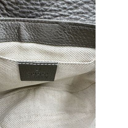 Interno, Borsa Gucci Soho in pelle martellata grigia dall’effetto leggermente metallizzato, con tracolla a catena e nappa decorativa con frange. Originale, usata, di lusso, in ottime condizioni.