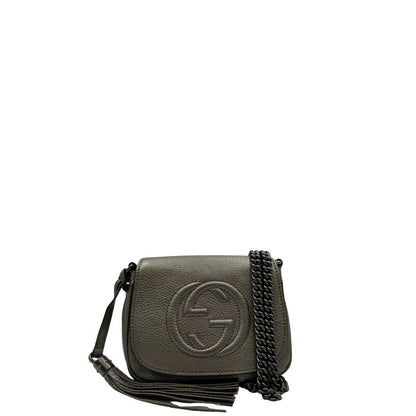 Front, Borsa Gucci Soho in pelle martellata grigia dall’effetto leggermente metallizzato, con tracolla a catena e nappa decorativa con frange. Originale, usata, di lusso, in ottime condizioni.