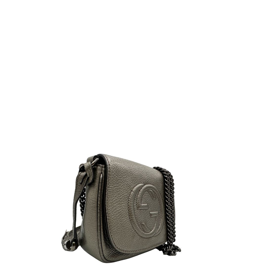 Lato, Borsa Gucci Soho in pelle martellata grigia dall’effetto leggermente metallizzato, con tracolla a catena e nappa decorativa con frange. Originale, usata, di lusso, in ottime condizioni.
