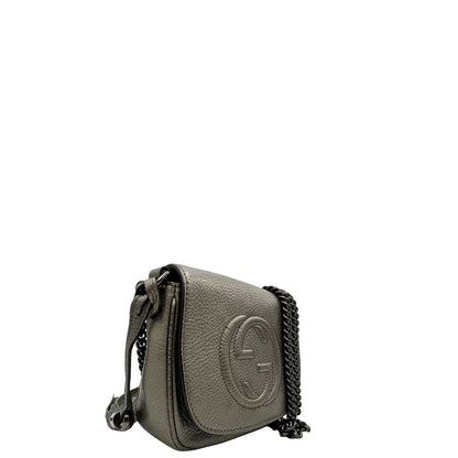 Lato, Borsa Gucci Soho in pelle martellata grigia dall’effetto leggermente metallizzato, con tracolla a catena e nappa decorativa con frange. Originale, usata, di lusso, in ottime condizioni.