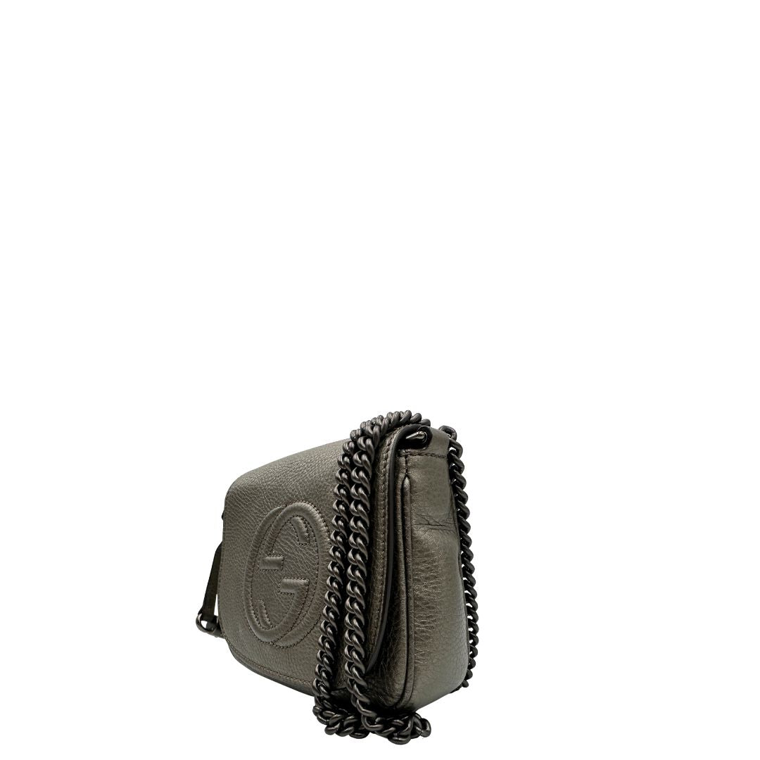 Lato, Borsa Gucci Soho in pelle martellata grigia dall’effetto leggermente metallizzato, con tracolla a catena e nappa decorativa con frange. Originale, usata, di lusso, in ottime condizioni.