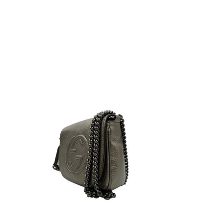 Lato, Borsa Gucci Soho in pelle martellata grigia dall’effetto leggermente metallizzato, con tracolla a catena e nappa decorativa con frange. Originale, usata, di lusso, in ottime condizioni.