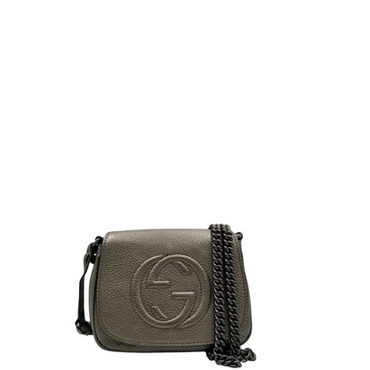 Front, Borsa Gucci Soho in pelle martellata grigia dall’effetto leggermente metallizzato, con tracolla a catena e nappa decorativa con frange. Originale, usata, di lusso, in ottime condizioni.