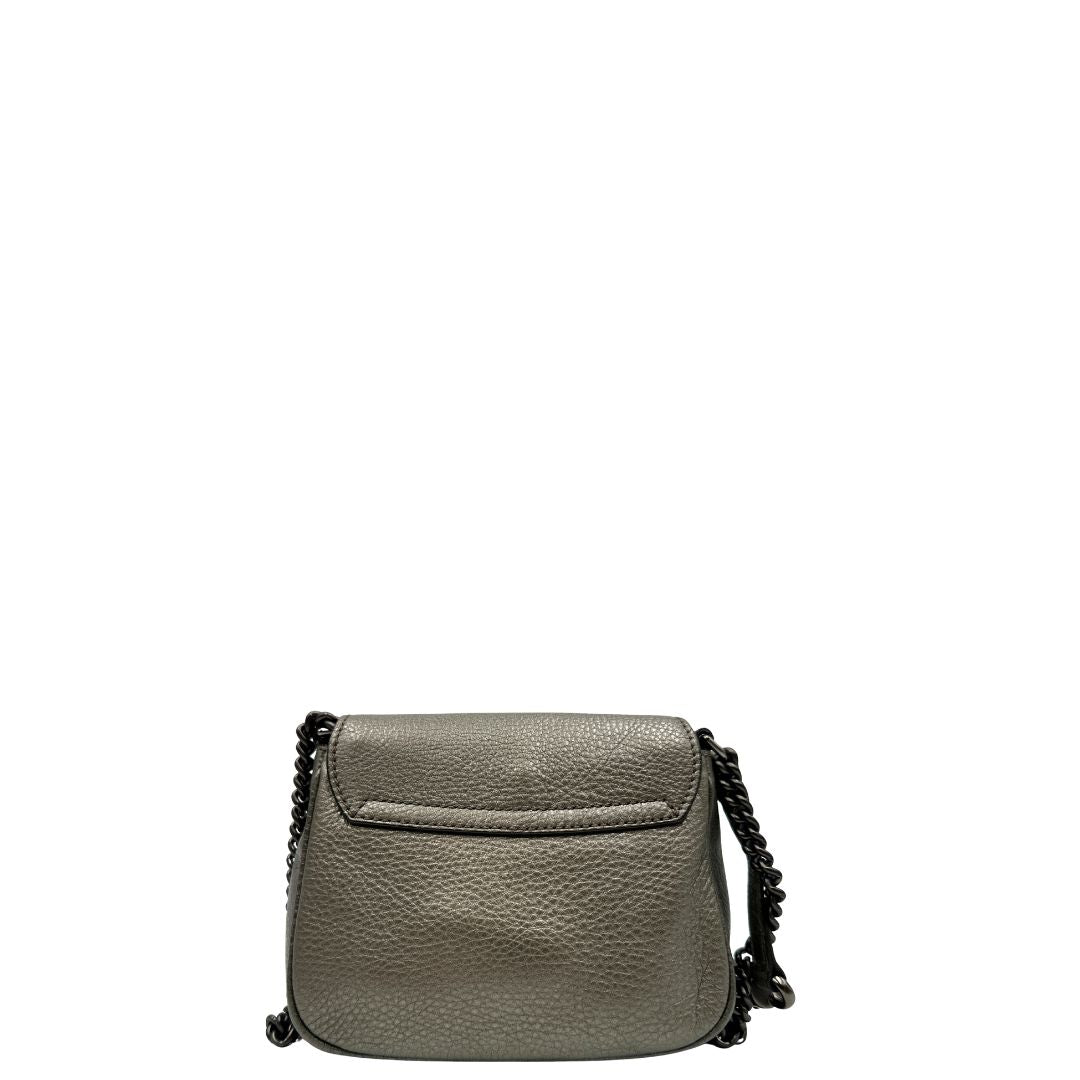 Retro, Borsa Gucci Soho in pelle martellata grigia dall’effetto leggermente metallizzato, con tracolla a catena e nappa decorativa con frange. Originale, usata, di lusso, in ottime condizioni.