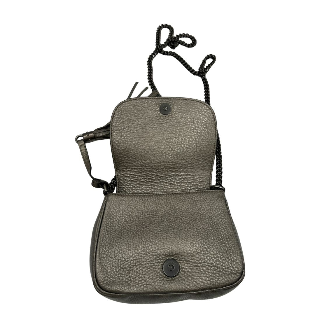 Borsa Gucci Soho in pelle martellata grigia dall’effetto leggermente metallizzato, con tracolla a catena e nappa decorativa con frange. Originale, usata, di lusso, in ottime condizioni.