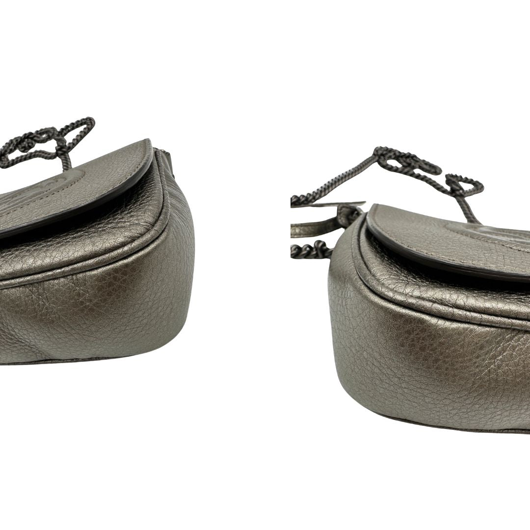 Angoli, Borsa Gucci Soho in pelle martellata grigia dall’effetto leggermente metallizzato, con tracolla a catena e nappa decorativa con frange. Originale, usata, di lusso, in ottime condizioni.