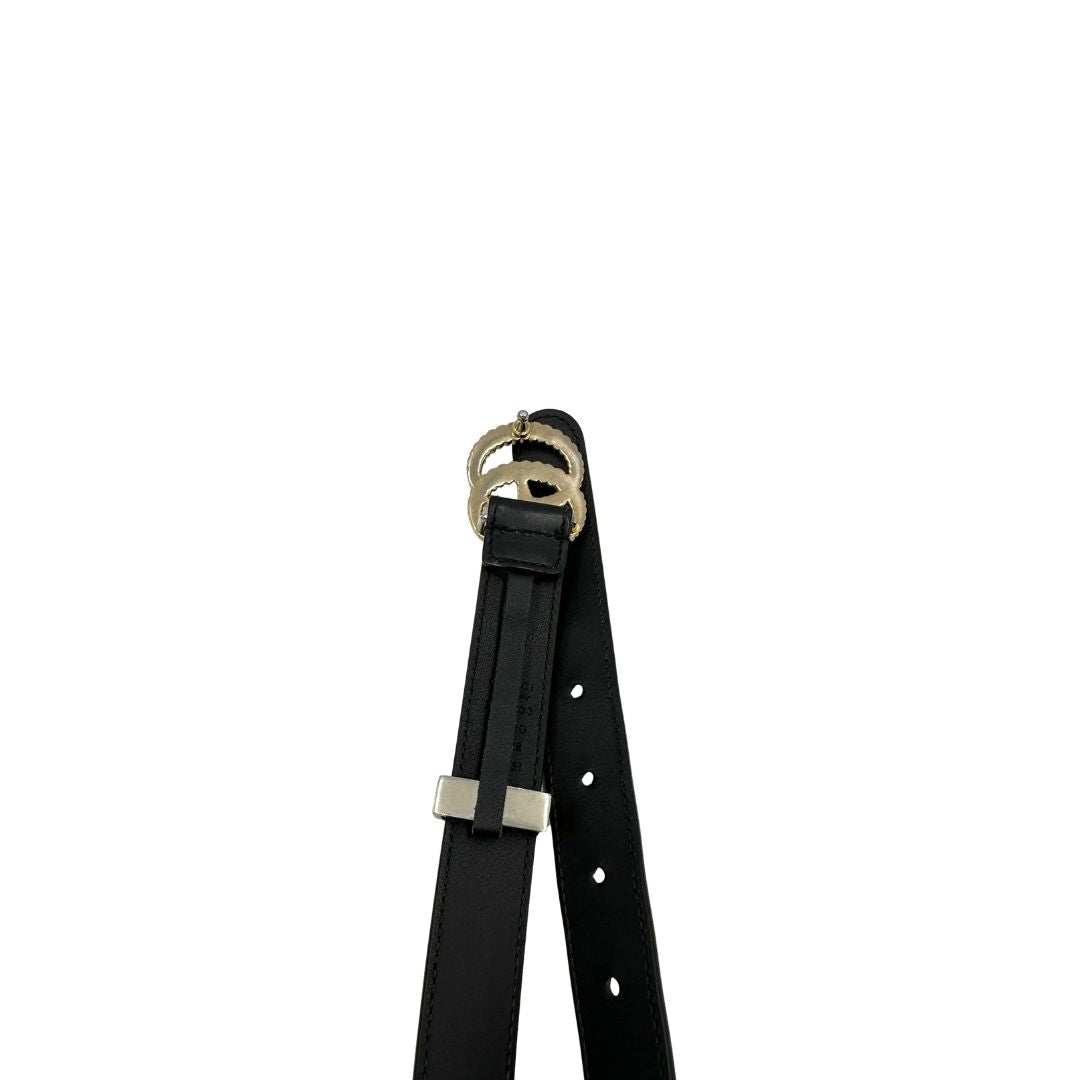Cintura Gucci Marmont in pelle nera con fibbia GG in metallo dorato