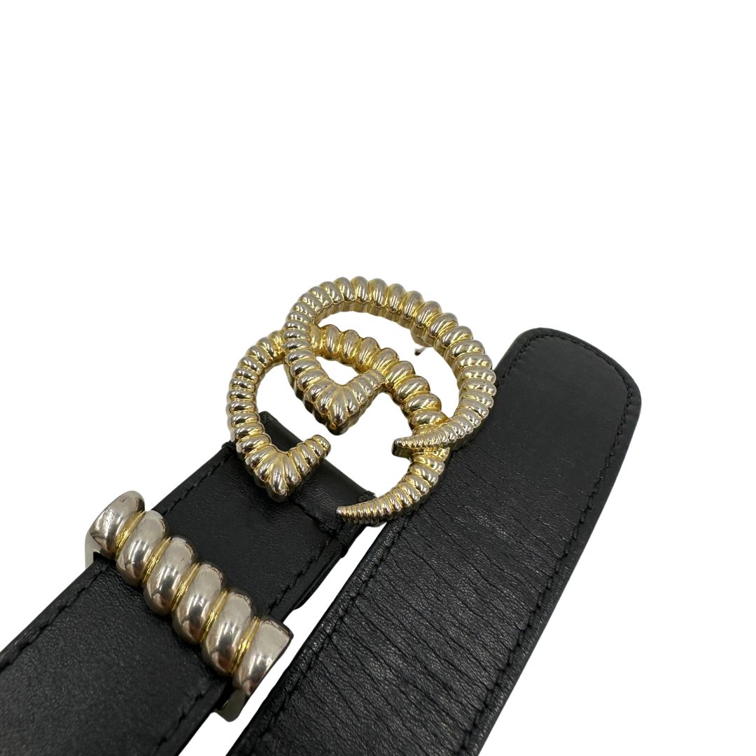 Cintura Gucci Marmont in pelle nera con fibbia GG in metallo dorato