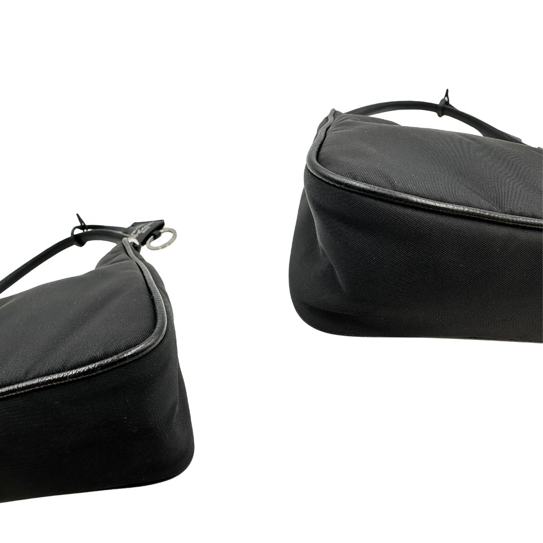 Angoli, Borsa Prada in re-nylon nero con finiture in pelle saffiano tono su tono; indossabile a spalla. Originale, usata, di lusso, in ottime condizioni.