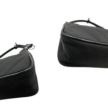 Angoli, Borsa Prada in re-nylon nero con finiture in pelle saffiano tono su tono; indossabile a spalla. Originale, usata, di lusso, in ottime condizioni.