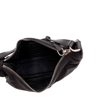 Interno, Borsa Prada in re-nylon nero con finiture in pelle saffiano tono su tono; indossabile a spalla. Originale, usata, di lusso, in ottime condizioni.