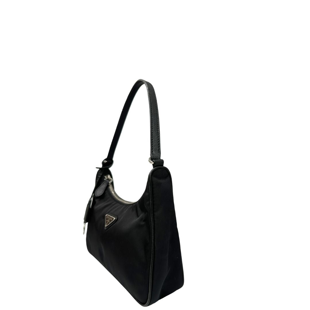 Lato, Borsa Prada in re-nylon nero con finiture in pelle saffiano tono su tono; indossabile a spalla. Originale, usata, di lusso, in ottime condizioni.
